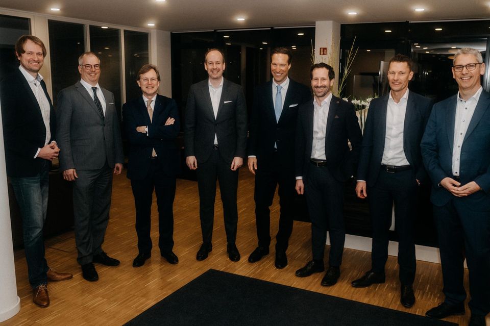 Der frühere Virtual-Solution-Mehrheitseigentümer Nicolaus von Rintelen (vierter von rechts) – hier unter anderem mit Managern von Materna nach dem Verkauf seines IT-Unternehmens im Februar 2022