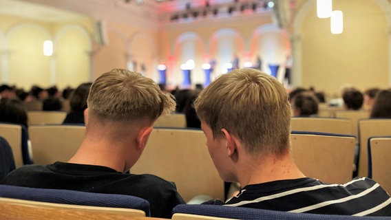 Two young people are talking in the election arena in Lübeck.  © NDR Photo: Margarita Ilieva