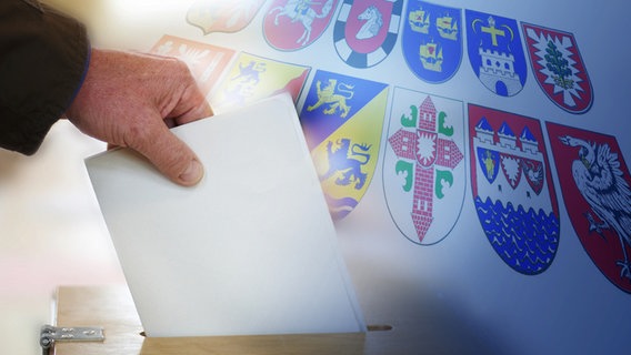 Ballot slip in front of coats of arms of Schleswig-Holstein districts and cities © Fotolia, picture-alliance/ dpa Photo: Tian Schwier, Schleswig-Holstein State Archives