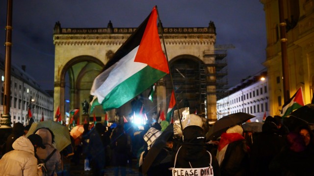 Demonstrations in Munich: "Freedom for Palestine" demanded demonstrators in front of the Feldherrnhalle.