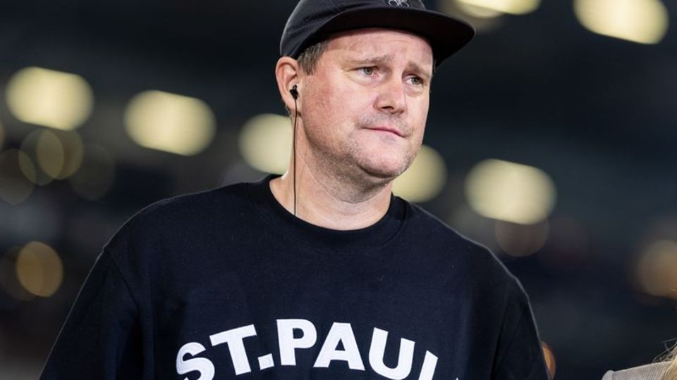 Oke Göttlich, President of FC St. Pauli, is standing in the stadium.  Photo: Philipp Szyza/dpa