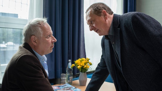 Schladitz (Thomas Kügel) talks Borowski (Axel Milberg) into his conscience.  © NDR/ARD/Thorsten Jander 