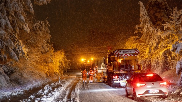 Snow chaos: In the Taunus, winter service vehicles are deployed at night during heavy snowfalls.