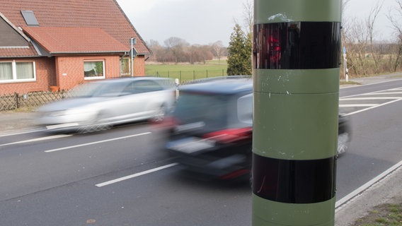 There is a speed camera on a street.  © dpa-Bildfunk Photo: Julian Stratenschulte