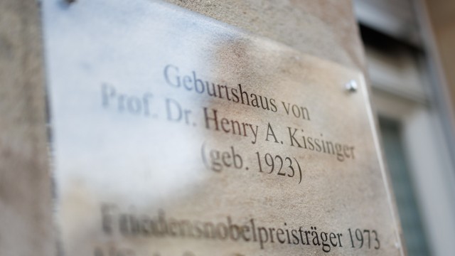 Henry Kissinger: Henry Kissinger was born in Fürth in 1923.  A plaque at the house where he was born commemorates the famous man.