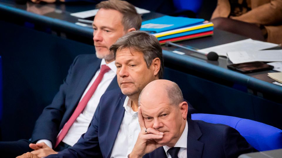 Olaf Scholz (SPD, rl), Robert Habeck (Alliance 90/The Greens, center) and Christian Lindner (FDP)