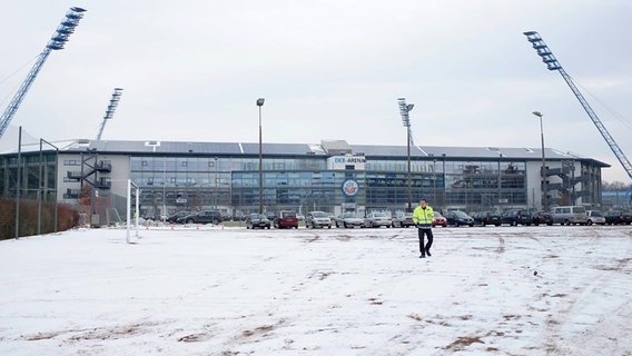 Snow on a football pitch in front of the FC Hansa Rostock Ostseestadion © IMAGO / Sebastian Wells 