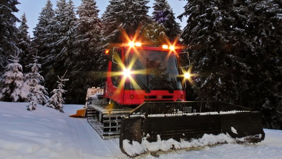 A cross-country ski track device in use (archive image) © Harz National Park Photo: Daniel Schwarz