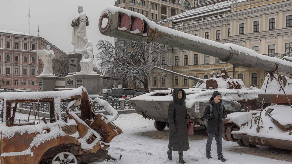 Passers-by in the center of Kiev: destroyed Russian military equipment is on display here
