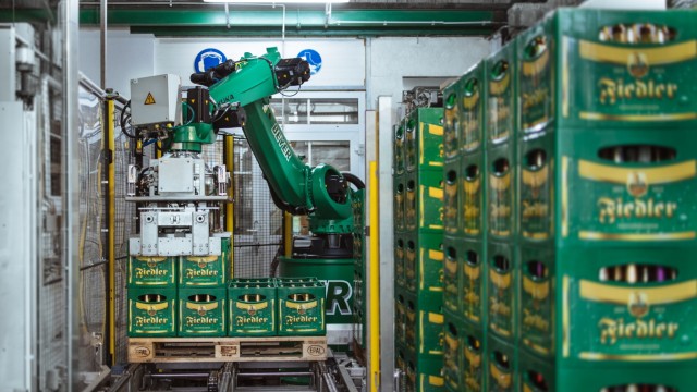 Modern industry: Colleague Cobot: In a brewery in the Erzgebirge, robots stack beer crates.