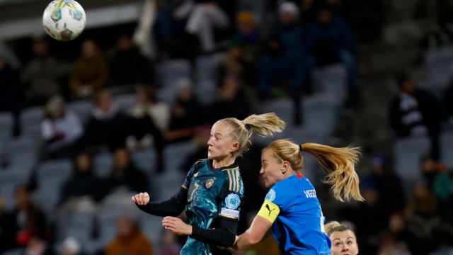 DFB Women in the Nations League: Lea Schüller (left) didn't hit her head today, but her celebration of the others' goals was even more energetic.
