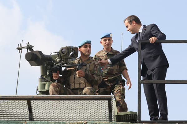 Le ministre français de la Défense, Sébastien Lecornu s'entretient avec des membres de l'équipe de déminage lors d'une visite à la base du contingent français des Forces intérimaires des Nations Unies au Liban (FINUL) dans le village de Deir Kifa, dans le sud du Liban, le 2 novembre 2023.