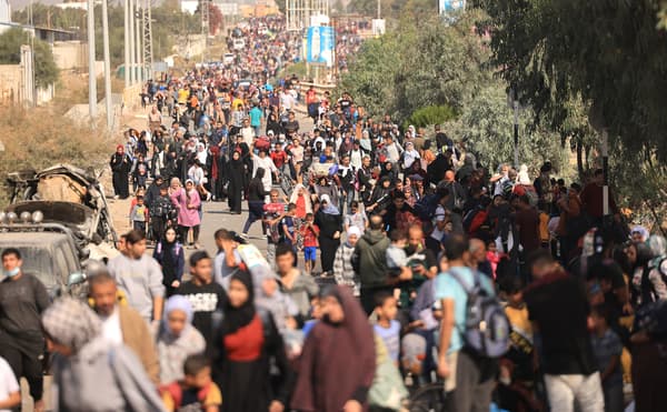 Des familles palestiniennes le long d'une autoroute, fuyant le nord de la bande de Gaza pour le sud, le 9 novembre 2023.
