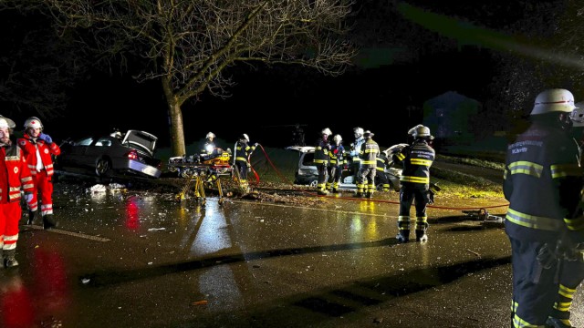 Freisinger Landstraße: The emergency services had to illuminate the scene of the accident well.