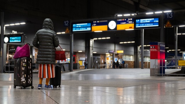 Tariff dispute: Munich: A traveler is still standing quite lonely in the main hall of Munich Central Station early on Thursday morning.