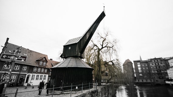 An old crane in the Lüneburg harbor district.  © NDR Photo: Julius Matuschik