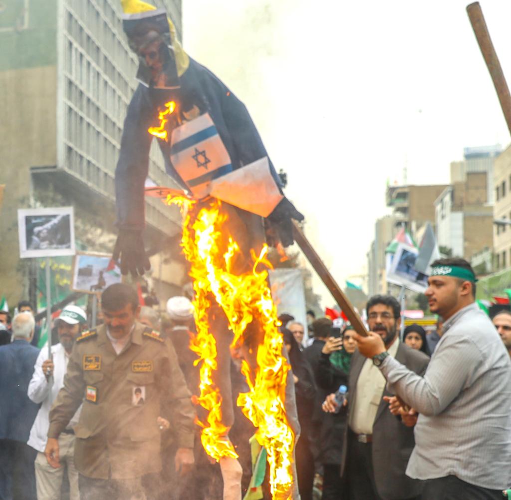 Teheran, 4. November: Anhänger von Irans Regime verbrennen eine Puppe, die Israels Regierungschef Benjamin Netanjahu darstellen soll