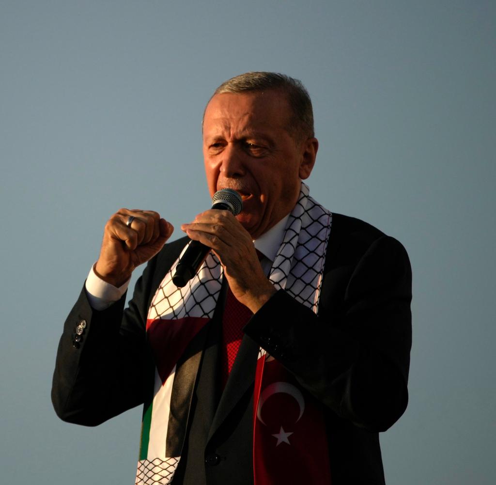 Zeichen der Solidarität: Präsident Erdogan trägt einen Schal mit türkischer und palästinensischer Flagge