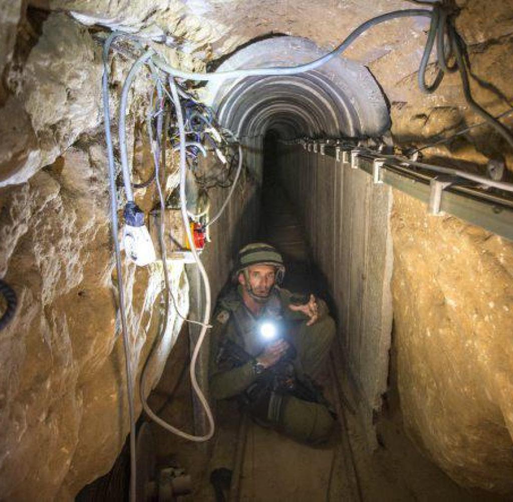 Ein israelischer Soldat erkundet bei früheren Einsätzen einen Hamas-Tunnel
