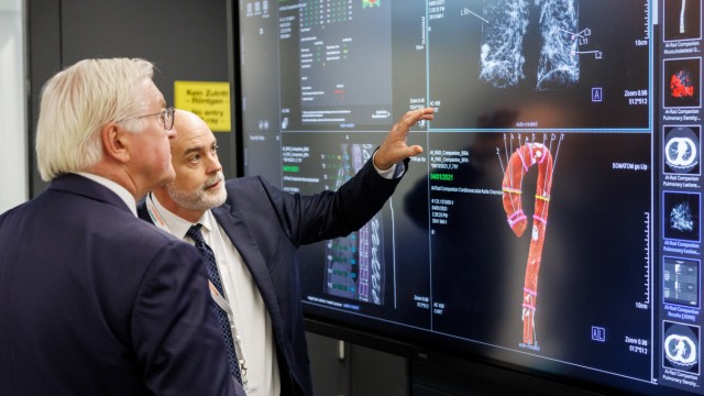 Medical technology: Scott McCuen Koytek (right), head of training at Siemens Healthineers, explains an AI solution for radiology to Federal President Frank-Walter Steinmeier.