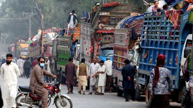 Pakistan: Exodus by bus and truck: As here in Peshawar, the columns of those who have to return to Afghanistan are building up.