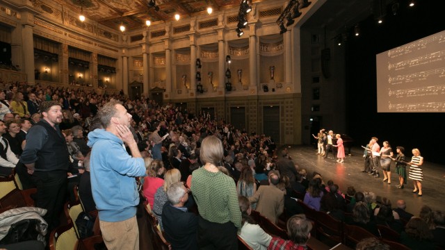 Anniversary of the August Everding Theater Academy: Goosebumps moment in the Prinzregententheater: Around 300 alumni of the Everding Academy stand up and sing a hymn to their school from the stands. "Can it really be love?" - Yes!
