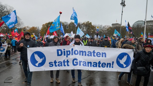 Demonstration in Berlin: Several thousand people demonstrated in front of the Brandenburg Gate on Saturday.