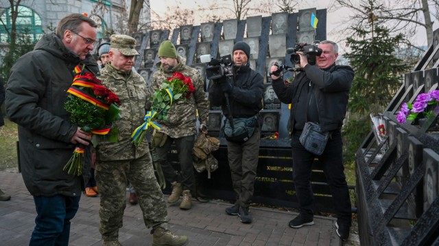 Ukraine aid: Pistorius (left) at the memorial for those killed on the Maidan.