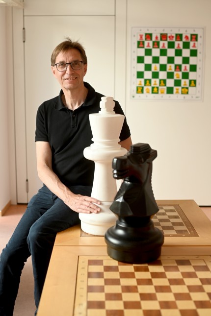 Schach in München: Großmeister Stefan Kindermann, 63, drang in den Neunzigerjahren bis auf Platz 70 der Schach-Weltrangliste vor. Heute leitet er die Münchner Schachakademie - und schult Führungskräfte.