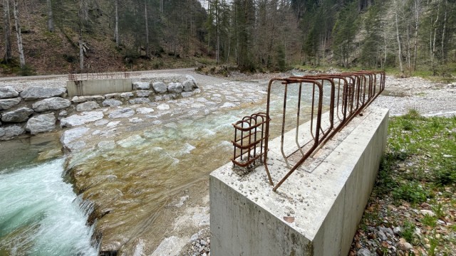 Nature conservation versus event catering: The busy building materials contractor has now had the two bridge foundations on the left and right of the state-owned Söllbach torn away again.