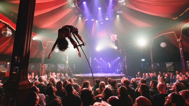 Winter-Festival auf der Theresienwiese: Die australische Show "Limbo unhinged" ist speziell für die Nähe in Spiegelzelten erschaffen worden.