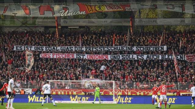 Union Berlin loses again: Berlin's fans support coach Urs Fischer.