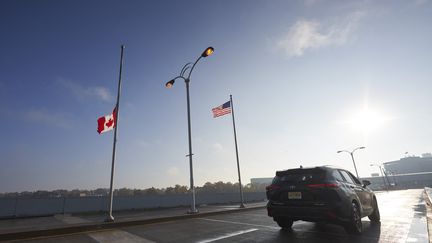 Travelers cross the Rainbow Bridge, Ontario, November 8, 2021. (GEOFF ROBINS / AFP)