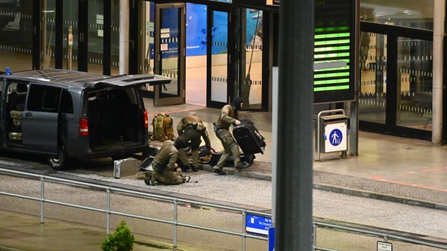 Hamburg Airport: Armed police officers with special equipment.