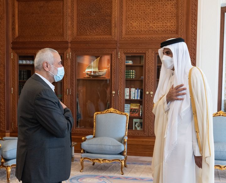 The leader of the Hamas political bureau, Ismaël Haniyeh, meets with Emir Sheikh Tamim bin Hamad al-Thani in Doha, May 23, 2021. (QATARI EMIRATE COUNCIL / ANADOLU AGENCY / AFP)