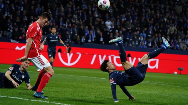 15th matchday of the Bundesliga: It wasn't possible yet: Takuma Asano tries an overhead kick.