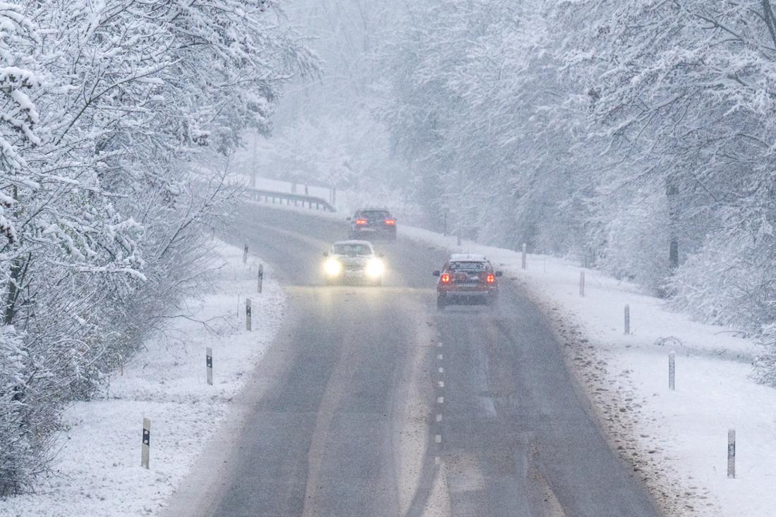 In Bayern gilt aufgrund heftiger Schneefälle die Alarmstufe rot.