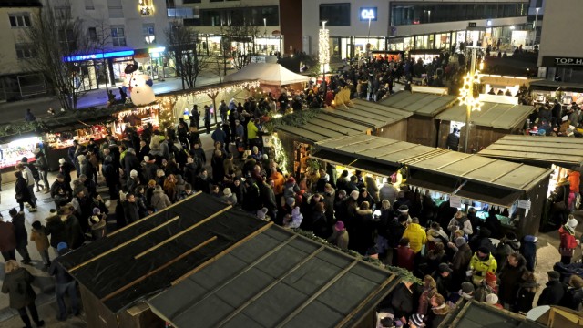 Shock about copyright costs: The Christmas market on the newly designed Karl-Lederer Platz in Geretsried.