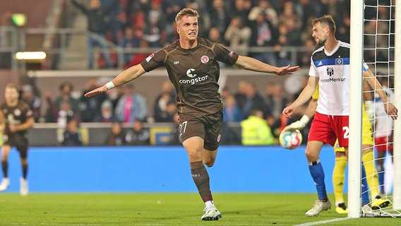David Otto from FC St. Pauli celebrates his goal to make it 3-0 in the city derby against Hamburger SV © IMAGO / MIS 