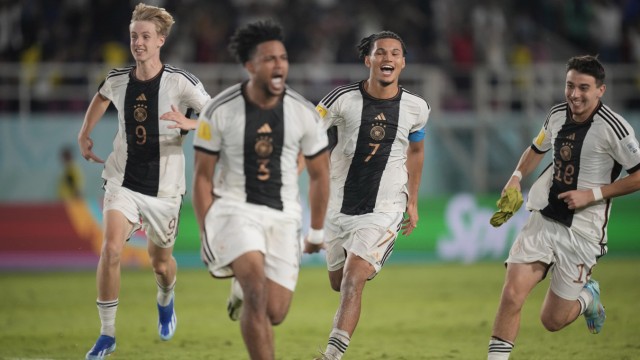 Final of the U17 World Cup: Sprint of joy in the Manahan Stadium: Max Moerstedt (from left), Almugera Kabar, Paris Brunner and Finn Jeltsch let their emotions run wild after the last penalty, which Kabar converted.