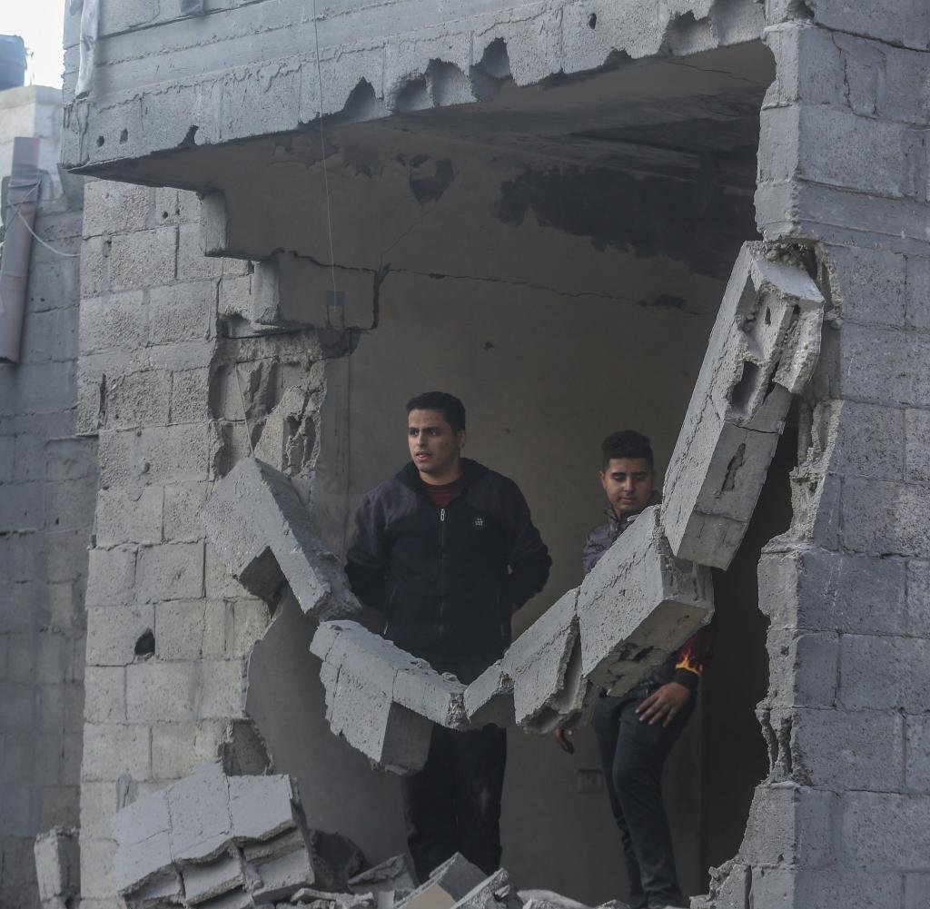 Palästinenser begutachten die Schäden nach einem israelischen Luftangriff in Chan Junis