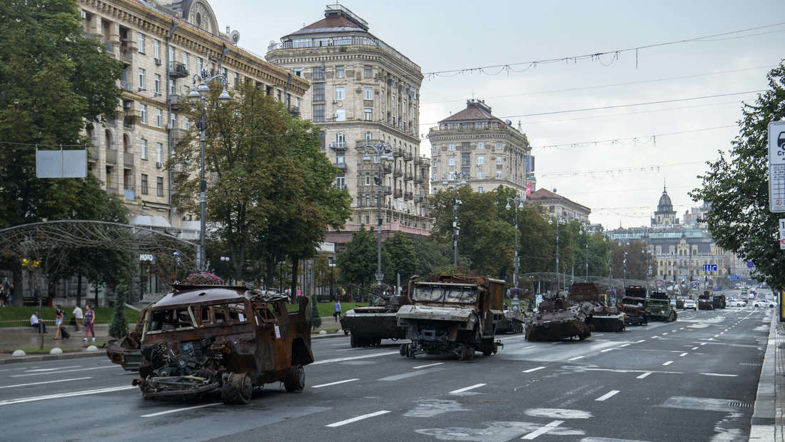 Ukraine is celebrating its Independence Day on August 24th with a very special parade.  Burnt out, destroyed and captured military vehicles from Russia were lined up in the center of the Ukrainian capital Kiev.  Numerous onlookers already took photos of the broken military vehicles on Khreshchatyk Street.