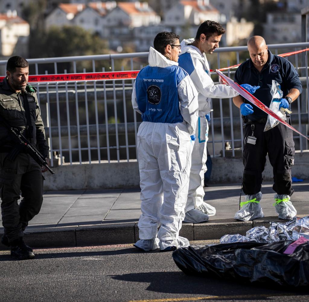 Israelische Polizeibeamte arbeiten am Tatort des Anschlags, der nun weitere Ermittlungen nach sich zieht