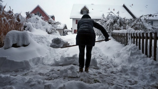 Onset of winter in Bavaria: snow shoveling was also popular in the Swabian town of Kaufbeuren.