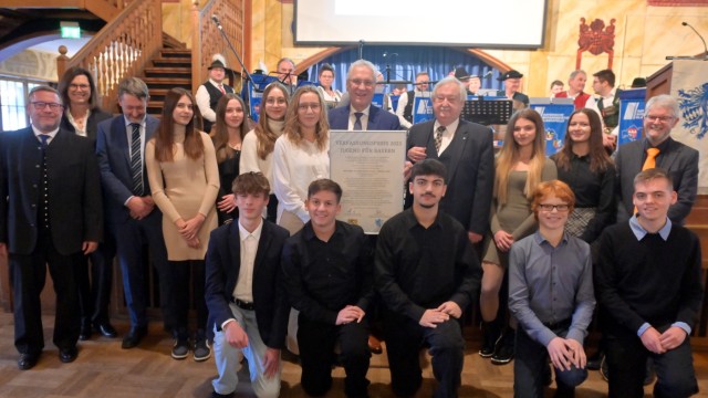 Celebration in the Hofbräuhaus: The students of the Dossenberger-Gymnasium Günzburg received the Constitutional Prize "Youth for Bavaria".  It was presented to them by Interior Minister Joachim Herrmann (behind) and Professor Herrmann Rumschöttel (to the right).