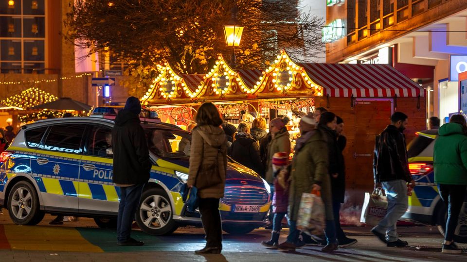 Police patrol at a Christmas market (symbolic image).