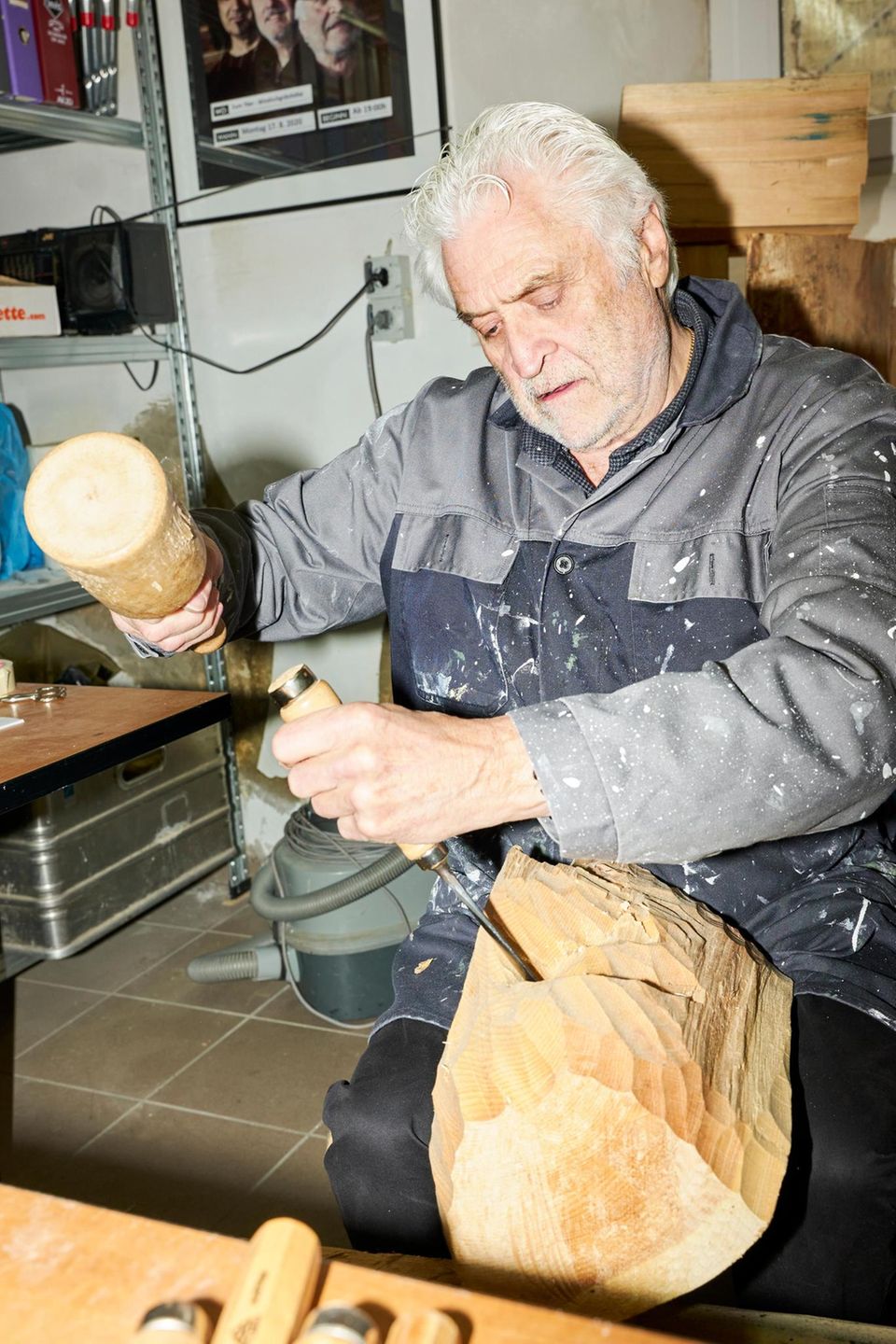 Rudolf Mitterhofer beim Schnitzen einer Krampus-Maske