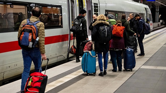 Passengers boarding in front of the door of a Deutsche Bahn ICE train.  © dpa bildfunk Photo: Fabian Sommer