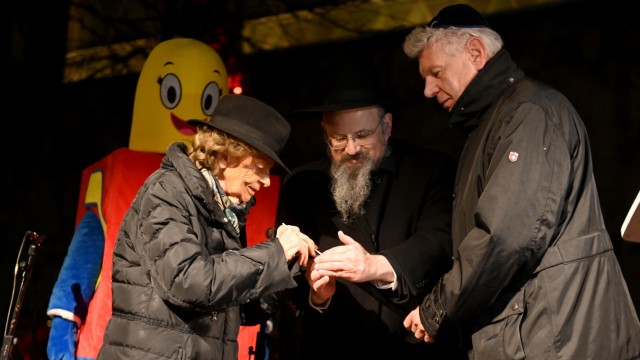 Jewish Festival of Lights: The eight-day Jewish Festival of Lights, Hanukkah, begins on Thursday.  Mayor Dieter Reiter lit the first light.  In the picture on the left is Charlotte Knobloch, President of the Jewish Community of Munich and Upper Bavaria.