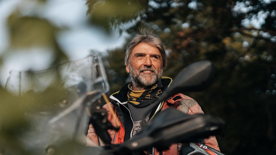 Dieter Schneider was an Olympic fencer and the owner of an advertising agency.  Today he is primarily an enthusiastic motorcyclist and his foundation "Depression – Inclusion" Initiator of the regular "Fellow Rides". 